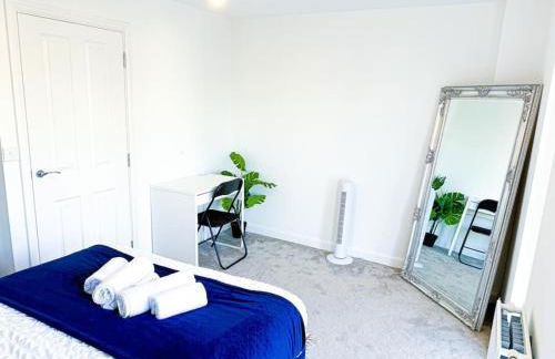 City Centre 3 Bedroom House Sleep upto 9 Guests with Garden and Parking - Foto 29