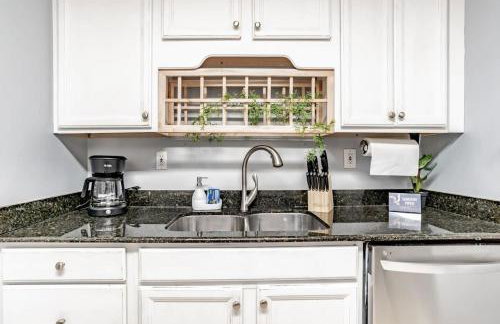 Sunny Midtown Cottage- Midtown Mobile - Photo 11