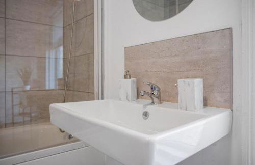 Spacious & Modern Oasis, 4-Bed House, Sleeps 7 - Foto 32