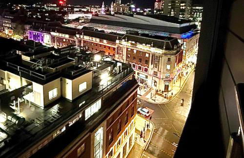 Award Winner of 2026 &2025 traveller & Best guest rated apartment, two bedroom, #1 Leeds city centres most central location, Great 180 degree views,balcony , PARKING onsite, Netflix & WiFi - Foto 59