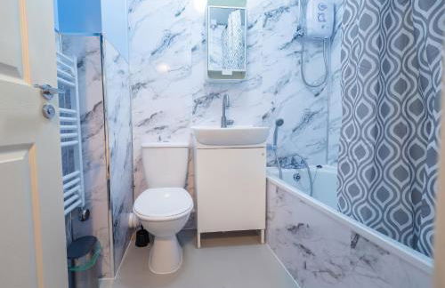 Near Heathrow T5 Slough Windsor sleeps 3-4 - Photo 14