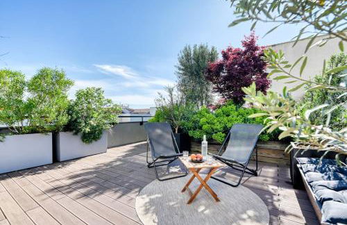 GuestReady - Chic Stay with Jacuzzi and Parking - Photo 28