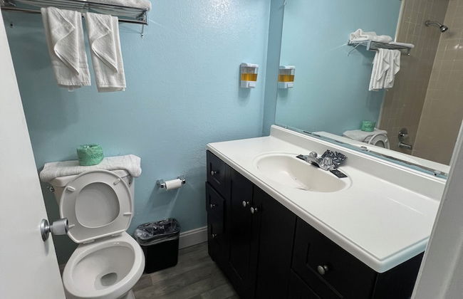 Ambassador Inn And Suites - Photo 40