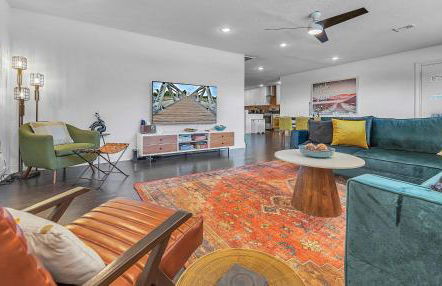 New-The Mod Poppy Large home 10 minutes from it all - Photo 19