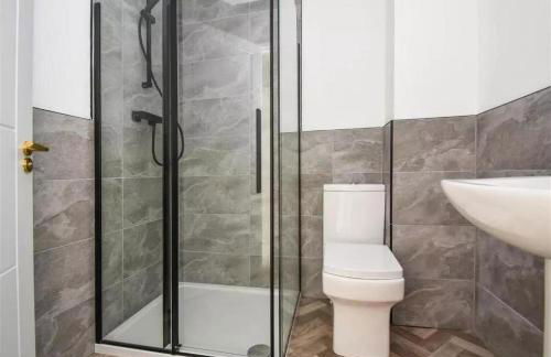 8 Bedroom House Sleeps 20 - Private Garden - Foto 15