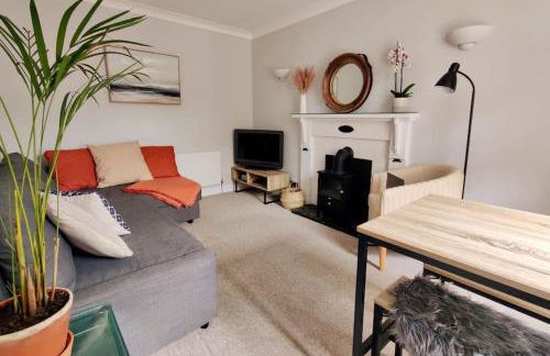 May Cottage - Heart of Vibrant Village & 10 mins Walk to Beach - Photo 1