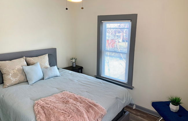 The Southside Villa - With Private Yard & Parking, Near Falls & Casino by Niagara Hospitality - Foto 5