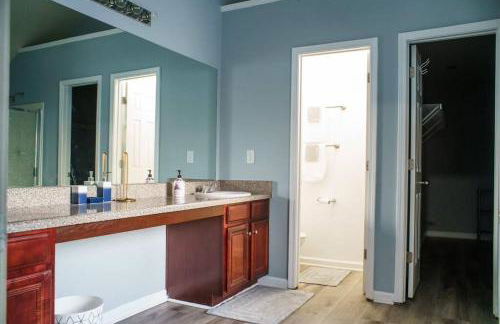 Deck, BBQ Grill, Backyard Fire Pit, Pool, Jacuzzi Tub, 65 inch TV - Foto 15