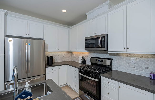 Luxurious Ontario Townhouse Ideal Family Retreat - Photo 43