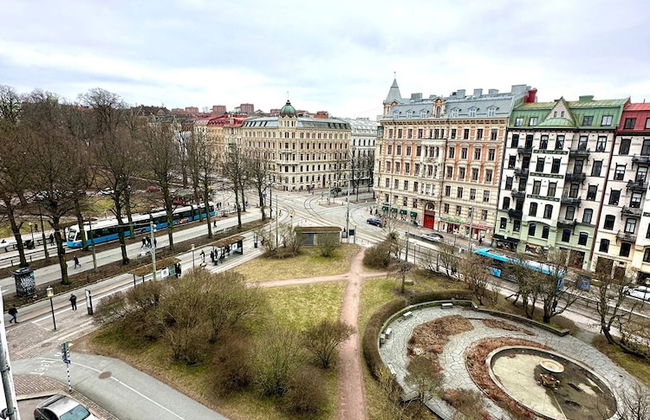 Luxury Apartment in City - Photo 4