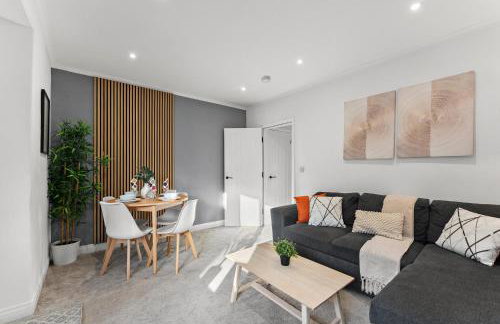 Spacious Modern 2BR - Parking - Workspace Area, Ideal for Contractors & Long Stays - NordStay - Foto 3