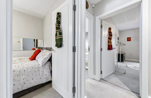 The Lumos House - 4 Bed Home w Parking near Harry Potter Studios - Foto 22