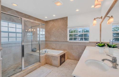 Oceanside Manor- Expansive Waterfront Pool Home, 30' Dock - Foto 28