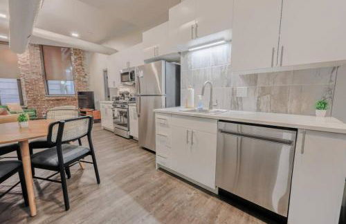 Stylish Downtown 2 Bedroom - Photo 8