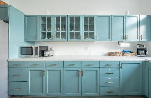 Modern retreat w/ stunning views & hot tub - Photo 8