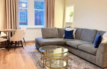 Bright and spacious 2 bedroom flat - Photo 1