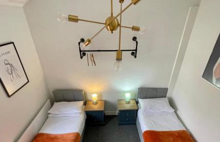 Spacious 3 Bed Home with Free Parking - Photo 13
