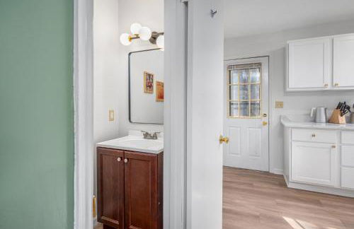 Color Pop Cottage Stylish 2BR with 2 Parking Spots - Foto 18