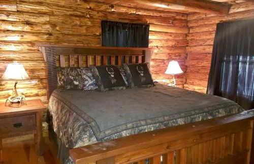 Charming Log Cabin Getaway with Private Hot Tub near Decatur, Illinois - Foto 6