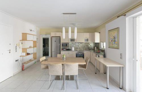 Family Sunny 2 bedroom near center 50m busstop,300m busstop Acropolis - Foto 2