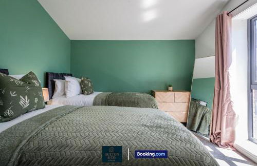 Luxury Retreat For 10 Short Lets & Serviced Accommodation Manchester with Hot Tub and Spacious Garden - Foto 45