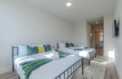 Emerald Escape, Free Parking, 2 Bath, Sleeps 8 Near American Dream and The Airport, King Bed and 2 Queen Beds, Washer and Dryer - Foto 4