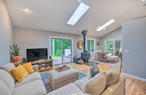 Cozy Whitehall Hideaway with Hot Tub and Chiminea! - Foto 1