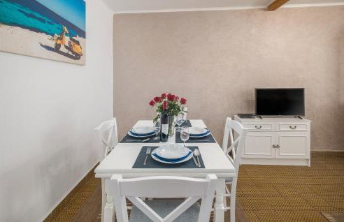 Amazing Home In Erzisce With Jacuzzi - Foto 16