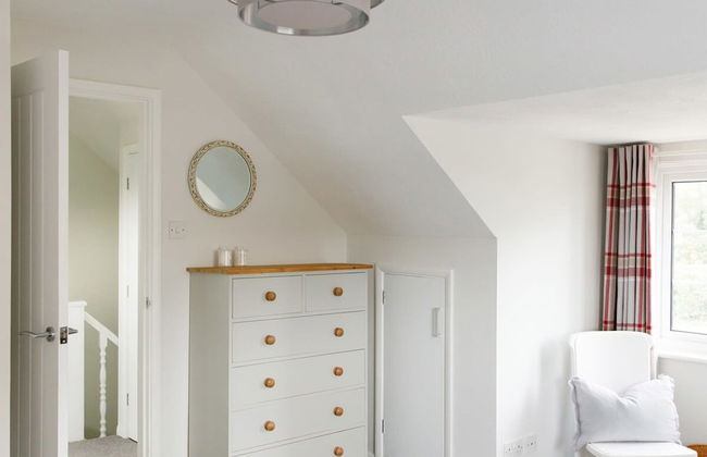 Coastal Retreat for 8 With Hot Tub - Walk to Beach - Foto 40