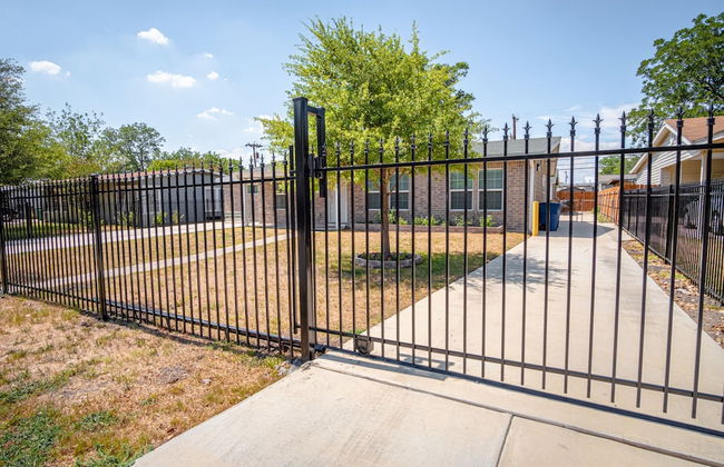 Splendid Gated 4 BR 2 BA Home Near Downtown - Foto 34