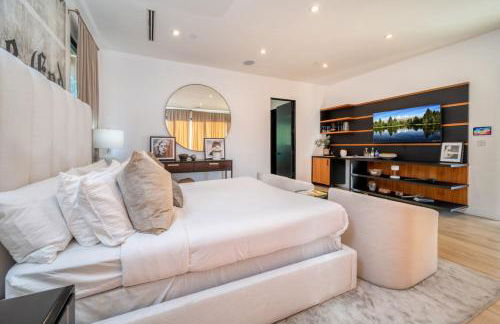 Luxury 6BR Beverly Hills Villa with Pool and Views - Photo 35