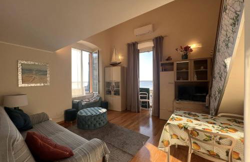 WELCOME RIVIERA - AL CASTELLO-VISTA MARE -ROMANTICO e CENTRALE a 20 METRI DAL MARE-toll parking at 15 euro per day to be booked in advance -subject to availability - Foto 27