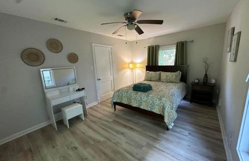 The Blue House- Backyard, grill, pets welcome - Foto 39