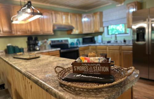 Laurelwood Luxury Cabin Hot Tub - Photo 9