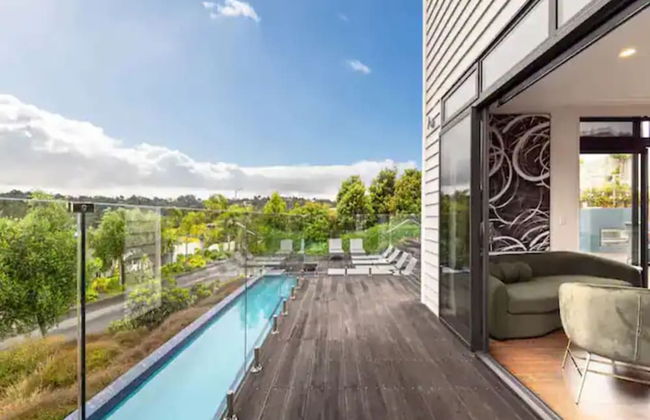 North Shore Mansion With 20M Pool - Photo 7