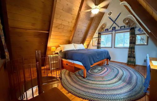 4M Cozy A-Frame in Bethlehem, NH - Fireplace, Firepit & Close to Skiing & Trails, Dogs welcome! - Photo 18