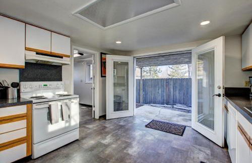 Little Blue Bungalow on Boise's Bench, Pet Friendly, Fully Fenced yard with doggie door! 2 miles from BSU, 5 minutes from Downtown Boise, Desk and workstation for remote workers, 2 TV's large walk-in closet, Good for mid-term stays - Foto 3