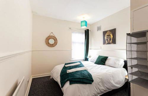 Fabulous Stay - 4 Bedroom House, sleeps 9, ideal for Business and Contractors, Free parking - Foto 20