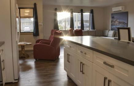 Private Home - Playground, Jumping Mat, BBQ, Darts, Firepit, Gazebo, 4 Smart TVs, White Cotton Bedding, - The Redwood Cul-De Sac Beach Retreat - Foto 8