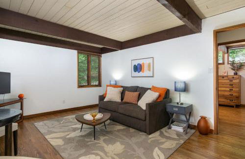 Retro Metro Deck House MCM Gem with Hot Tub & Spectacular Views! - Foto 36