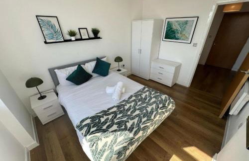 Two Bedroom City View Apartment Liverpool by StaySavvy Accommodation - Photo 49
