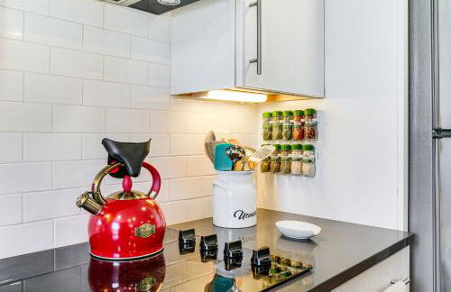 Walk to Constitution Beach Mid-Century Boston Gem - Foto 9