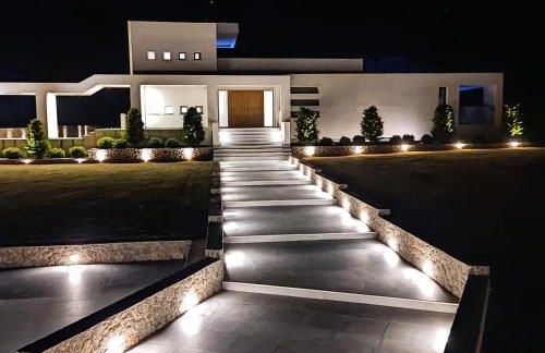 Seafront Villa Nafsika - Private Heated infinity Pool - Direct access to the beach - Play area - Foto 9