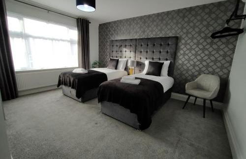 Sirius House - sleeps 7, driveway, garden - Photo 11