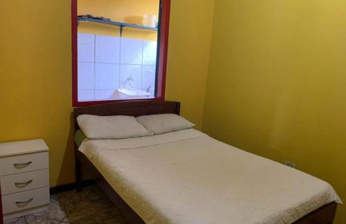 Casa Colorida - Acomodação para 14 pessoas - 10 minutos a pé do centro - Churrasqueira - Foto 9