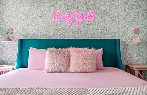 Austin Oasis Spacious 4BR Retreat with Hot Tub Cowboy Pool and Infrared Sauna Perfect for Families and Bachelorettes - Photo 15