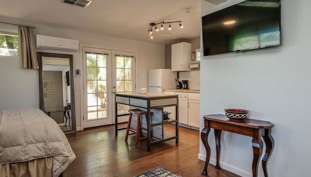 Charming Mid Town Guest House W/private Patio! - Foto 5, Quarto