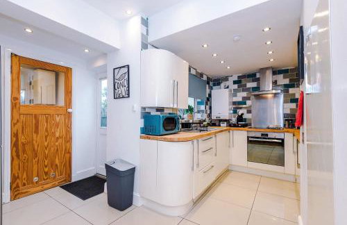 Spacious 3 Bed Home in Great Location by 53 Degrees Property - Ideal for Business with Parking - Foto 13