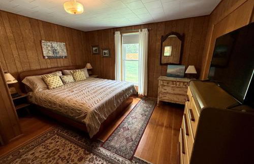 Charming Montana Bungalow with Madison River Views, Steps from Main Street in Ennis, MT - Foto 9