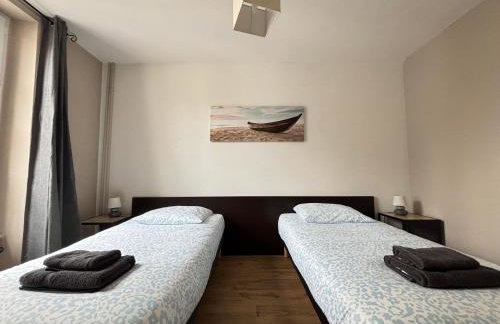 Embruns maison spacieuse rénovée 5 ch 3 sdb 2 WC belle terrasse aménagée barbecue à 250 m de la plage en plein centre d' Arromanches au coeur des plages du débarquement, proximité de Bayeux - Foto 42